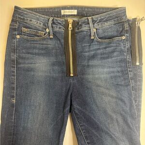 Good American Good Waist Zip up waist and ankles.
